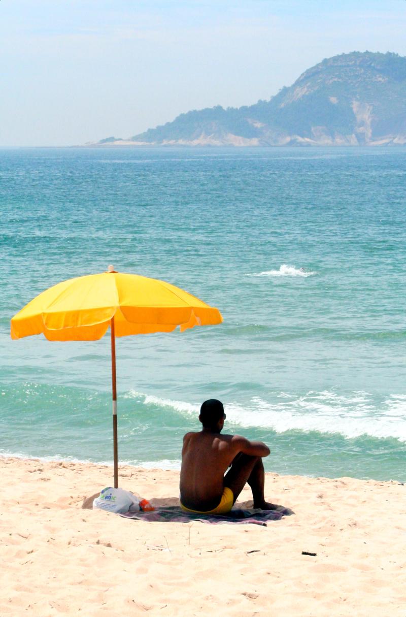 Man resting in the shade (CC BY 2.0).